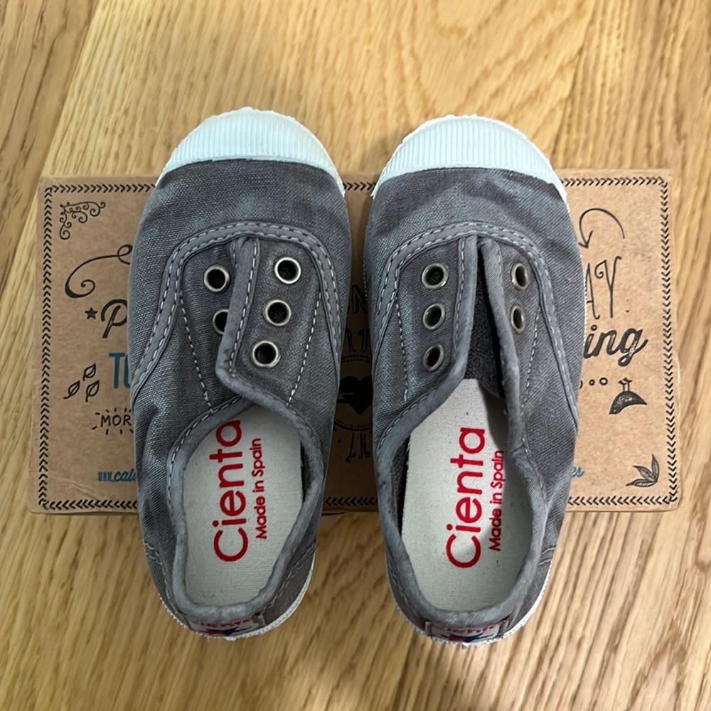 Authentic Cienta slip on toddler size 6-7